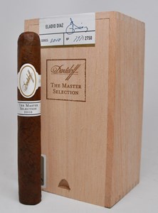 Davidoff Master Selection 2010 delivers a sweet, salt and spice, introducing flavor notes of oak, dark chocolate, red chili spice and currant.