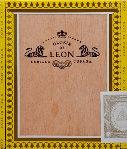 Curivari Gloria De Leon Prominente cigar featuring a reddish brown wrapper, delivering a rick smoke of coffee, cedar and notes of black cherry.