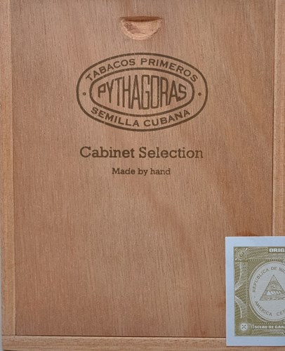 Curivari Pythagoras 60 features a wonderful Nicaraguan wrapper that is a perfect pairing with coffee, it has notes of coffee and cocoa.