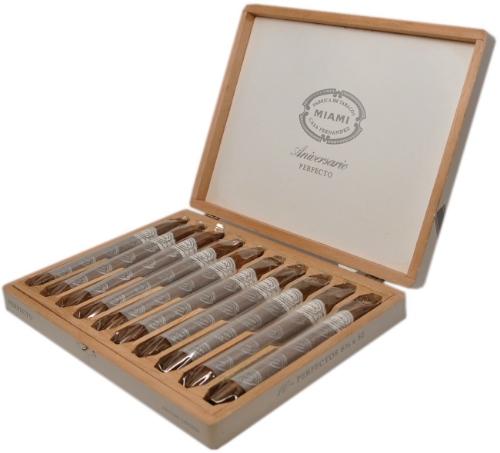 Buy Casa Fernandez Aniversario Perfecto Online: this limited edition Miami made Casa Fernandez features a Corojo 99 wrapper over both Nicaraguan binder and fillers.