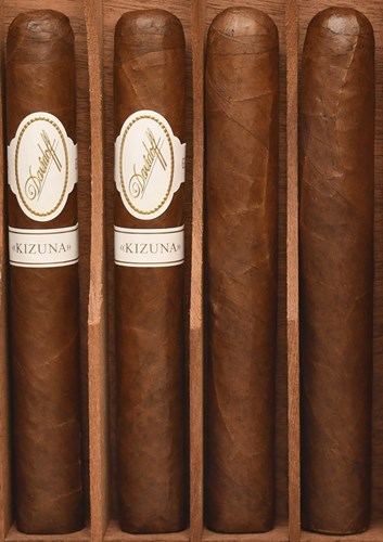 Buy Davidoff Exlusive Kizuna Cigar Online: this sampler features both release of Kizuna from 2011 and 2019!