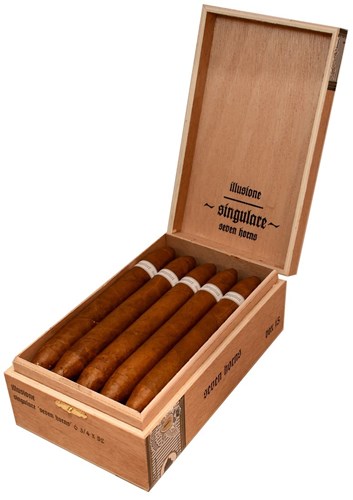 Buy Illusione Singulare Seven Horns Online: The Singulare 2019 is a Nicaraguan puro that comes in a 6 3/4 x 52 diadema in boxes of 15. 