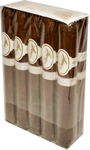 Buy Davidoff Master Blend Selection 12 online: This fifteen blend selection is in inspired by Davidoff's master blender Eladio Diaz's travels throughout Southern America. Each presenting itself with a unique stimulating blend.