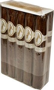 Buy Davidoff Master Blend Selection 14 online: This fifteen blend selection is in inspired by Davidoff's master blender Eladio Diaz's travels throughout Southern America. Each presenting itself with a unique stimulating blend.