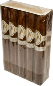 Buy Davidoff Master Blend Selection 15 online: This fifteen blend selection is in inspired by Davidoff's master blender Eladio Diaz's travels throughout Southern America. Each presenting itself with a unique stimulating blend.