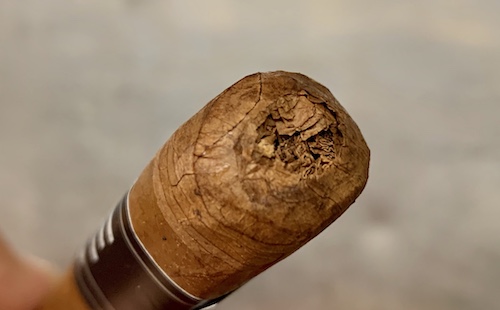 How to cut a cigar with your fingernail