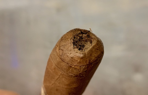 How to cut a cigar with a razor
